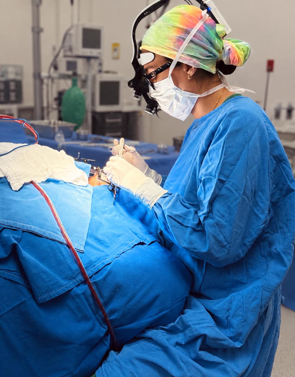 La Dra. Deborah Tamariz durante una cirugía maxilofacial