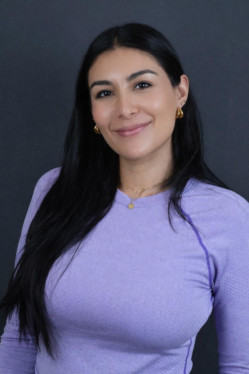 Dra. Deborah Tamariz con blusa lila